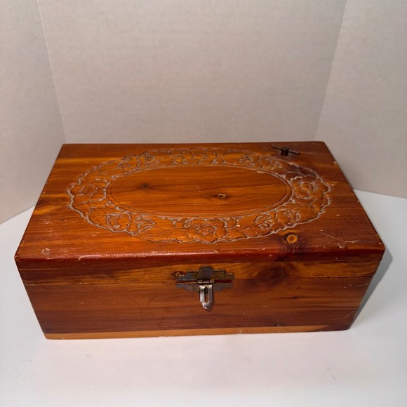 Vintage Cedar Wood Music Box Trinket Jewelry Chest Carved Floral Design Decor - Picture 1 of 6